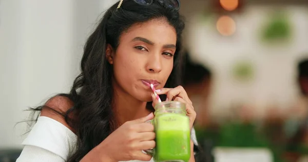Menina Africana Bonita Bebendo Suco Verde Vegetariano — Fotografia de Stock