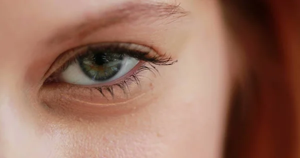 女孩睁开眼睛的宏观特写 绿眼睛的红头发女人 — 图库照片