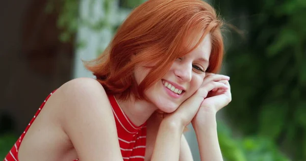 Glückliches Porträt Eines Rotköpfigen Lächelnden Mädchens Das Freude Empfindet — Stockfoto
