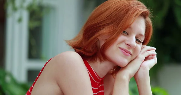 Kameraya Gülümseyen Gülen Güzel Kızıl Saçlı Kızın Portresi — Stok fotoğraf