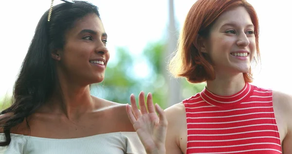 Ragazze Che Parlano Chattano Mentre Camminano — Foto Stock