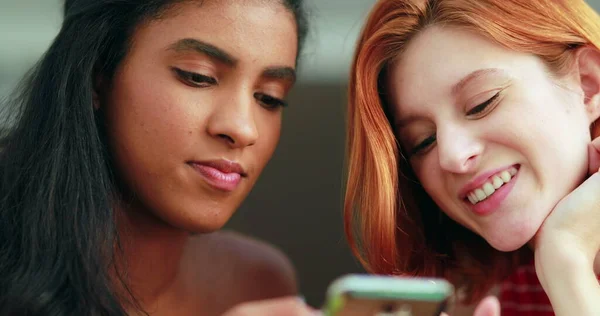 Meisjes Zoek Naar Mobiele Telefoon Apparaat Scherm Raciaal Divers — Stockfoto