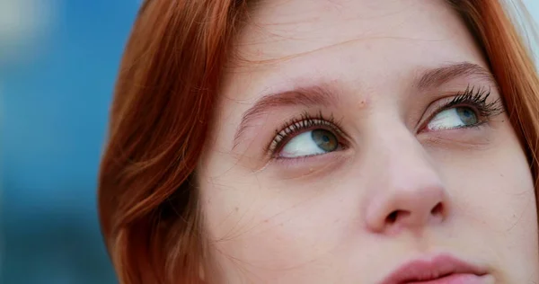 Pensive Femme Pensant Les Yeux Levés Gros Plan Rousse Fille — Photo