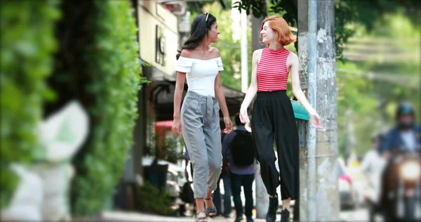 二人の女友達が通りを歩いていると — ストック写真