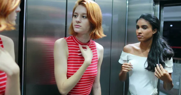 Asansör Aynasının Önünde Kendilerini Güzelleştiren Iki Bayan Arkadaş Kapılar Açık — Stok fotoğraf