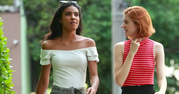 Two Diverse Girls Talking Chatting While Walking — Stock Photo, Image