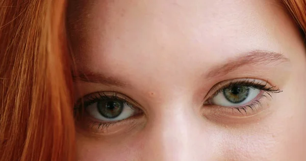 Redhair Gros Visage Avec Beaux Yeux Verts — Photo