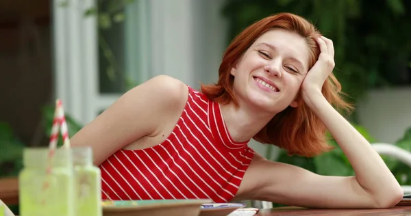 かなり赤い髪の若い女性のカメラに笑みを浮かべて 気軽に幸せな気分傾いている — ストック写真