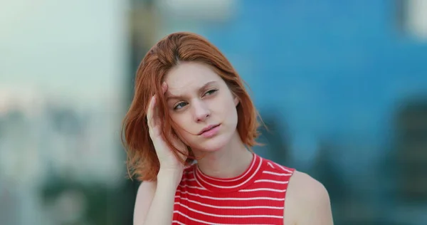 Stanco Giovane Rossa Donna Sensazione Mal Testa Fuori Pensare Profondamente — Foto Stock