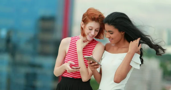 Deux Jeunes Femmes Multiraciales Regardant Écran Téléphone Portable — Photo