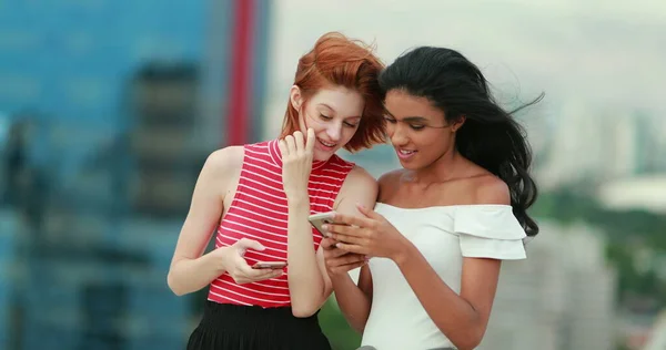 Duas Mulheres Multirraciais Jovens Olhando Para Tela Celular — Fotografia de Stock