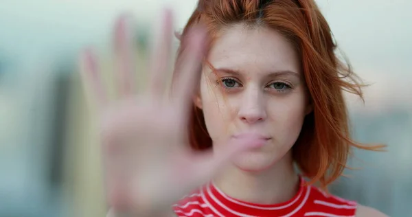 Kızıl Saçlı Kadın Elinde Dur Tabelasıyla Hayır Derken Sinirlendi Savunma — Stok fotoğraf