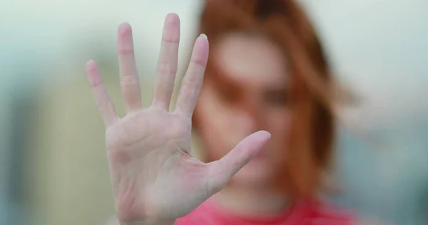 Redhead Žena Otrávený Dělat Stop Sign Rukou Říká Vyjadřuje Obranu — Stock fotografie