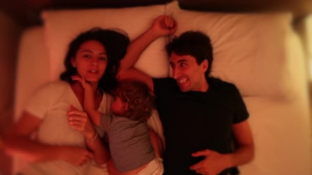 Happy Couple Baby Bed Night Parent Lying Toddler — Vídeo de stock