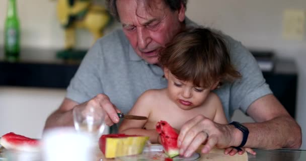 Menino Neto Colo Avô Comendo Melancia Recusar Comida Infantil Não — Vídeo de Stock