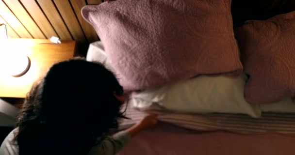 Одна Жінка Лежить Ліжку Відключивши Тумбочку — стокове відео