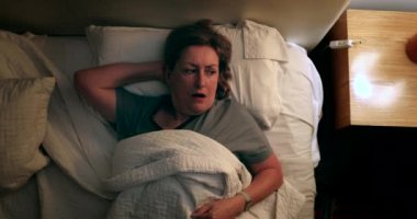 Yatakta yatıp uyumaya çalışan yaşlı bir kadın için endişeleniyorum. Uykusuzluk çeken biri. Kıdemli atmalar ve dönüşler