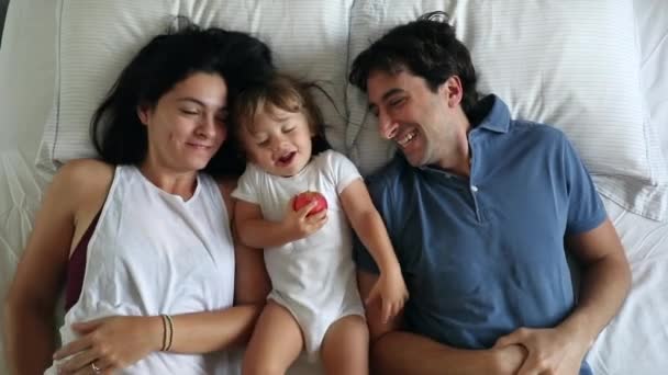 Parent Toddler Child Bed Together Sharing Family Moment — Vídeos de Stock