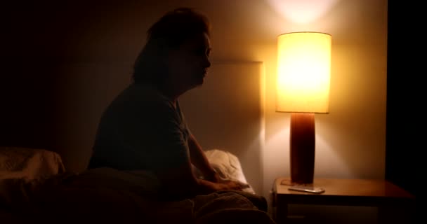 Жінка Сидячи Біля Ліжка Може Спати Вночі Безсонна Втомлена Людина — стокове відео