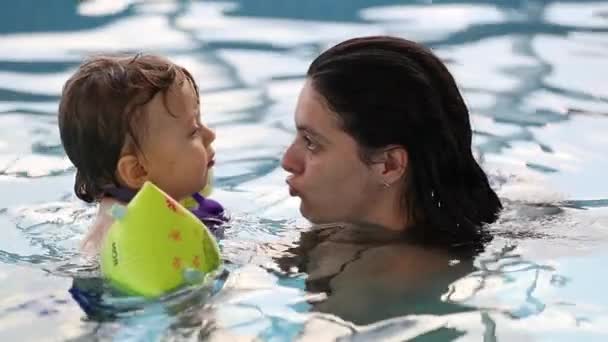 Mother Toddler Boy Swimming Pool Water Learning Swim — Vídeo de Stock