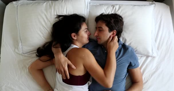 Young Couple Bed Morning Talking Conversation Top View — Vídeo de stock