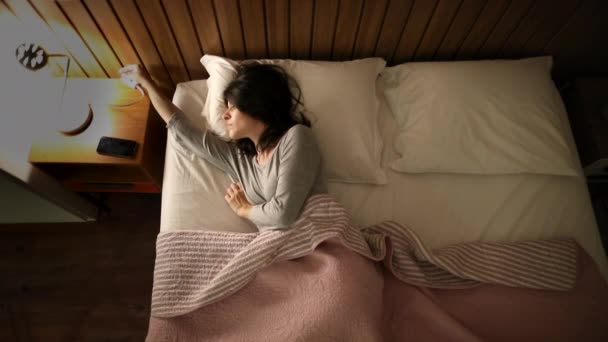 Mujer Encendiendo Luz Lámpara Medio Noche Cama — Vídeo de stock