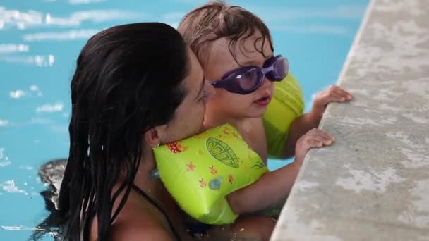Toddler Holding Poolside Mother Help Wearing Arm Floaties — Vídeo de Stock