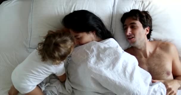 Щаслива Молода Пара Малюком Ліжку Вранці Вид Зверху — стокове відео
