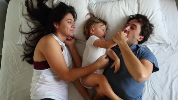 Mother Father Baby Bed Together Seen Infant Sharing Apple Parents — Vídeos de Stock