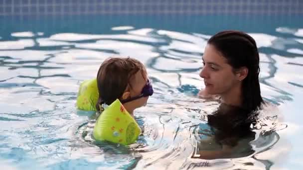 Mother Toddler Boy Swimming Pool Water Learning Swim — Vídeo de Stock