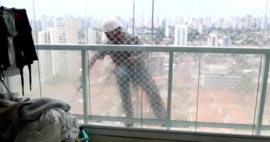 Cam silici bina cephesini temizliyor. Kişi temizleme bina penceresi