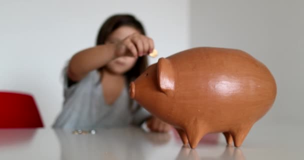 Маленька Дівчинка Додає Монети Всередині Скарбнички Дитяча Концепція Економії Грошей — стокове відео