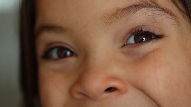Радісна Маленька Дівчинка Відчуває Себе Щасливою Очі Макро Крупним Планом — стокове відео