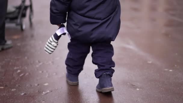 Little Toddler Walking Sidewalk Winter Time City — ストック動画