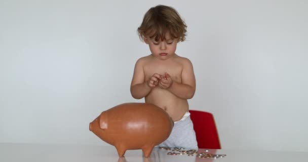 Маленький Хлопчик Додає Гроші Банк Майбутніх Інвестицій Тодлер Кладе Монети — стокове відео