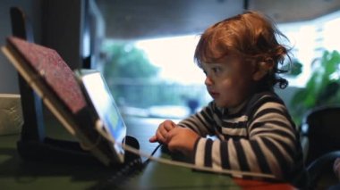 Bebeğim evde tabletle medya çizgi filmi izliyor.