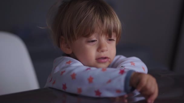 Багатий Маленький Хлопчик Вказує Пальцем Екран Ноутбука Дивитися Вміст — стокове відео