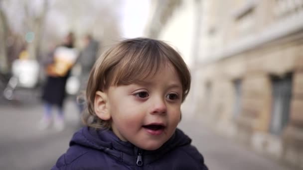 冬の間外の街の歩道を歩く赤ちゃんの幼児 — ストック動画