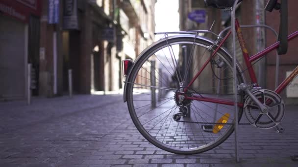 Vintage Bicycle Parked European Street — Vídeo de Stock