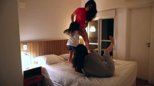 Glückliche Menschen Springen Ins Bett — Stockvideo