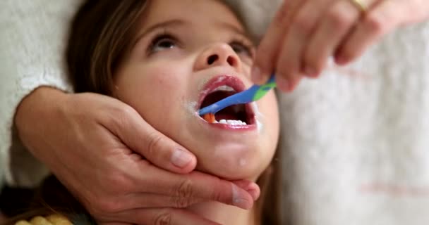 Mother Brushing Child Teeth Parent Brushes Daughter Tooth Toothbrush — Stockvideo