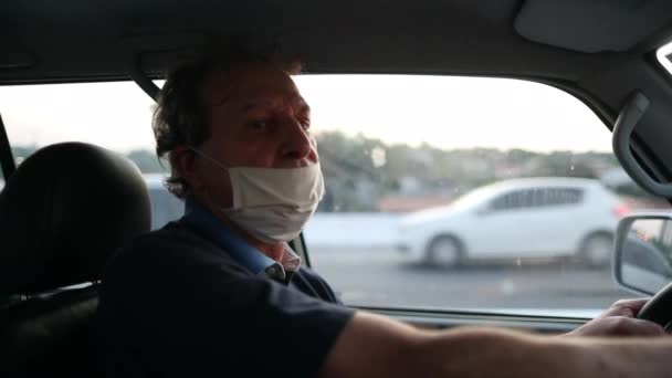 Senior Man 70S Wearing Surgical Covid Face Mask While Driving — Αρχείο Βίντεο