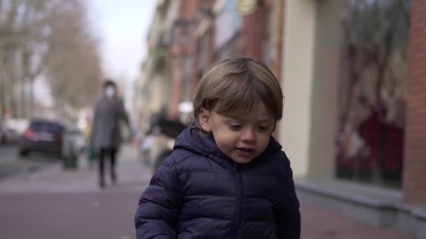 Little Boy Walking Urban Street Alone Winter Toddler Walks Sidewalk — Stockvideo