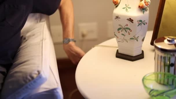 Людина Вимикає Лампочку Крупним Планом Рука Вимикає Настільну Лампу — стокове відео