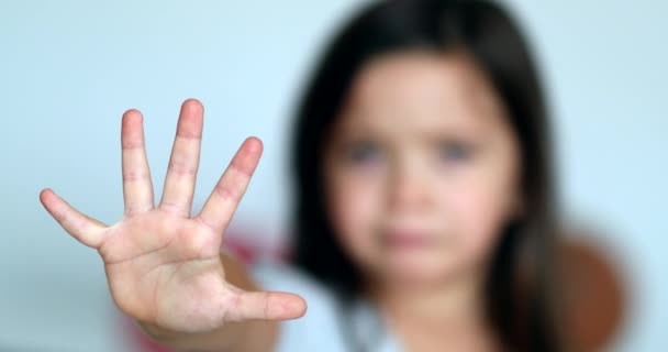 Little Girl Stop Sign Hand Saying Expressing Defense Restriction — Vídeo de Stock