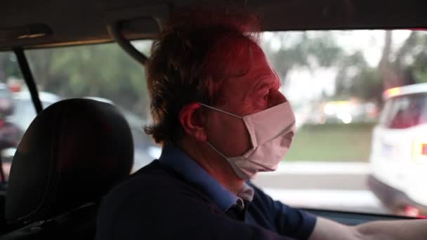 Senior Man 70S Driving Car Wearing Covid Face Mask Stuck — Stockvideo