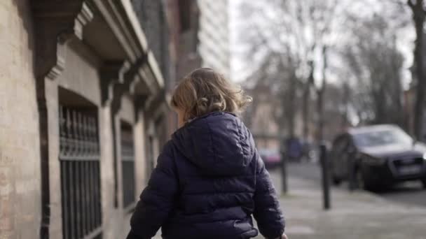 Little Boy Walking Urban Street Alone Winter Toddler Walks Sidewalk — Stockvideo