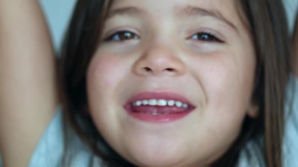 Маленька Дівчинка Засмучується Новинами Дитина Змінює Емоції Розчаруванні — стокове відео