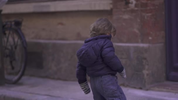 Toddler Child Walking Urban Street Sidewalk — Vídeos de Stock