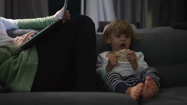 Mother Front Laptop Night Sitting Sofa Infant — Vídeo de stock
